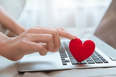 Iz MUP Srpske poručuju: Oprez pri KUPOVINI PUTEM INTERNETA za Dan zaljubljenih