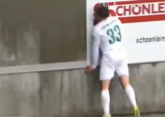 Strašan sudar sa zidom: Fudbaler izgubio svijest dok je stizao loptu (VIDEO)