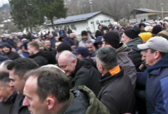 Protest radnika RiTE Ugljevik: Izgurali direktora Tasovca (VIDEO)