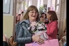 Dirljiv snimak ispraćaja u penziju školske kuvarice Milanke Glogovac iz Bijeljine rasplakao čitav region