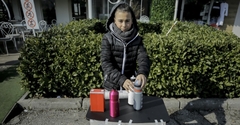 Niske temperature ga nisu spriječile: Dječak iz Sarajeva prodaje čaj na trgu kako bi prikupio pomoć za djecu iz Turske i Sirije