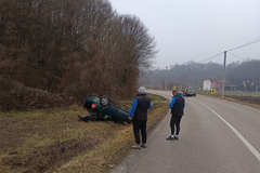 Automobil na krovu kod Banjaluke: "Put poledio"