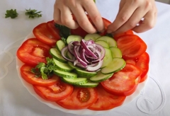 Da li su paradajz i krastavac savršen par? Popularna salata godinama izaziva brojne kontroverze