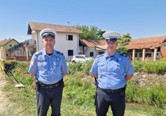 Herojski podvig bijeljinskih policajaca: Izvukli ženu iz auta prevrnutog u kanalu (FOTO)