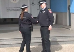 RAME UZ RAME U PLAVOJ UNIFORMI Brat i sestra zajedno grade policijsku karijeru