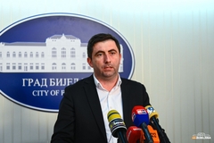 Upaljenu svijeću u Bijeljini ću prenijeti kroz cijelu Srpsku: Petrović optužio rivale da su mu pokušali sabotirati tribinu (FOTO)