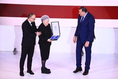 Siniši Mihajloviću Orden zastave Srpske sa zlatnin vijencem; Odlikovanje uručeno njegovoj majci