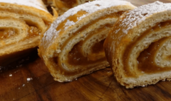 Nekada se pravio bez vage i sveske: Recept za mekani rolat sa pekmezom
