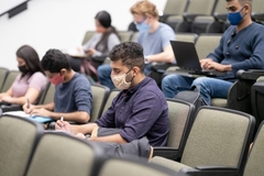 Brucoši u grupama i sa maskama