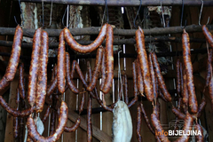 Kako se pravilno SUŠI MESO: Svako domaćinstvo ima svoj recept 