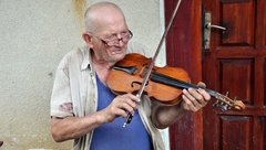 Žarko Petrović iz Donje Trnove majstor za violine