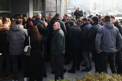 Veliki broj ljudi ispred Suda BiH u znak podrške Dodiku i Lukiću