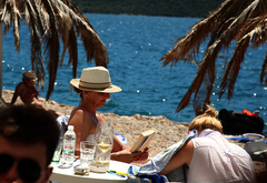 Pune plaže, prazni restorani, a marketi pod opsadom