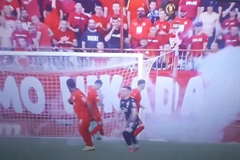 Užasne scene: Navijači Veleža pogađali bakljama igrače Zrinjskog (VIDEO)