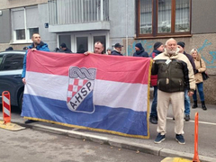 Desničari ispred stana Tomaševića zbog zabrane Tompsonovog koncerta