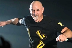 Otišli korak dalje od udaranja publike patikom po glavi: Desingerici na nastupu mladić polizao stopalo (VIDEO)