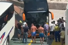 Autobus na sprat zapeo na trajektu za Korčulu, ljudi ga tresli i gurali