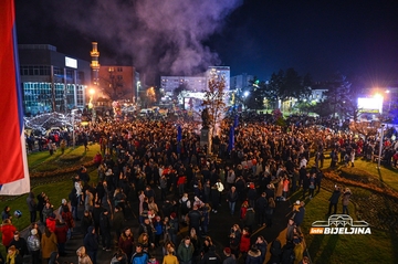 PROSLAVLJENO BADNJE VEČE U BIJELJINI Tradicionalno paljenje badnjaka (FOTO)