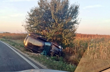 Nezgoda u Janji kod Bijeljine: Automobilom sletio u njivu (FOTO)