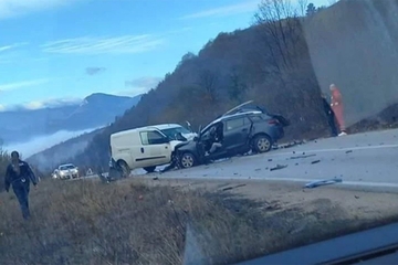 U stravičnom sudaru tri vozila poginuo muškarac (FOTO)