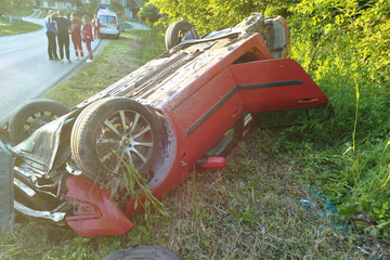 Udes u Banjaluci, automobil završio na krovu, od udara otpao točak