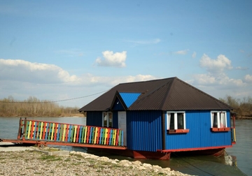 Bajkoviti splav na Drini kod Bijeljine: Kad je državna granica na Balkanu mirna i šarena (FOTO)