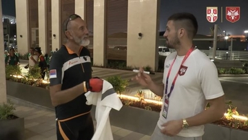 BICIKLOM DO KATARA Navijač Srbije oduševio reprezentativce (VIDEO)