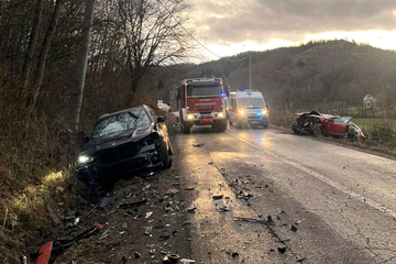 Težak udes kod Prijedora: Direktan sudar dva auta, ima povrijeđenih