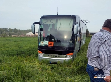 Nezgoda u Bijeljini, učestvovao autobus (FOTO)