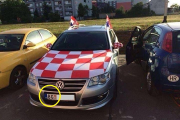 Auto beogradskih tablica okićen šahovnicom