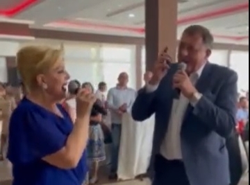Bijeljina: Dodik opet zapjevao, ovaj put sa Snežanom Đurišić (VIDEO)