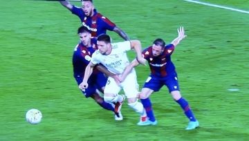 U REALU KIPTE OD BJESA: Luku Jovića ignorišu i sudije, kako je moguće da ovo nije penal!? (FOTO)