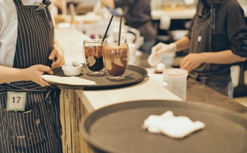 KOMŠIJE SE ŽALE - "Konobarima plata 1.200€, u Austriji 3.000€"