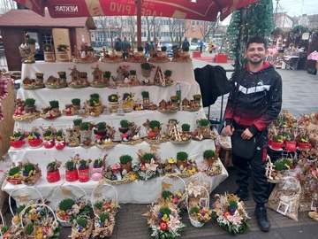 Božićne dekoracije glumca Vladana Čalije na bijeljinskom trgu (FOTO)