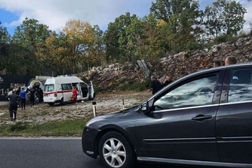 Teška nesreća u BiH: Poginule dvije osobe, autom udarili u zid pored puta