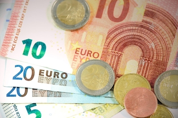 Radnica banke optužena da je lažnim nalogom uplatila novac sestri