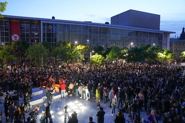 Brojni građani na Cvetnom trgu odaju počast stradalima