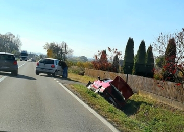 Nezgoda u Suvom Polju, automobil završio u kanalu 