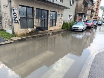 Nevrijeme pogodilo Zvornik: Obilna kiša pokrenula klizište i poplavila ulice /FOTO/