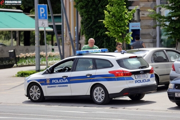 Srpski državljanin uhapšen u Zadru: Pijan nasrnuo na policiju potpuno nag