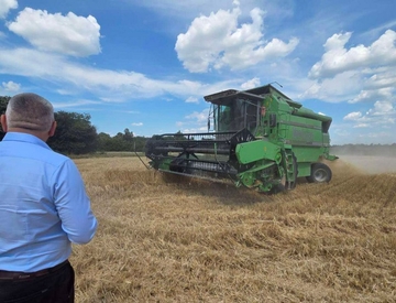 Ministar Minić na žetvi pšenice kod Bijeljine: Još ćemo se boriti za cijenu, stižu pozitivni trendovi
