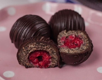 ČOKOLADNE BOMBE SA MAKOM I PLAZMOM: Najbolji POSNI kolač koji ste probali do sada, a priprema je više nego jednostavna