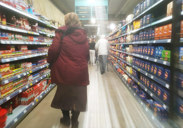 Ženu u marketu radnica GAĐALA HLJEBOM u glavu, a ona sada smišlja osvetu na društvenim mrežama