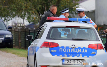 Obustavljen saobraćaj na putu Zvornik - Tuzla: Sudarili se autobus i automobil