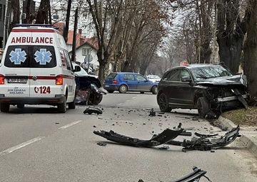 U sudaru u Bijeljini povrijeđen vozač, zadržan na liječenju (FOTO)