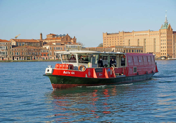 ZA STARIJE OSOBE U Veneciji počela vakcinacija na taksi čamcima