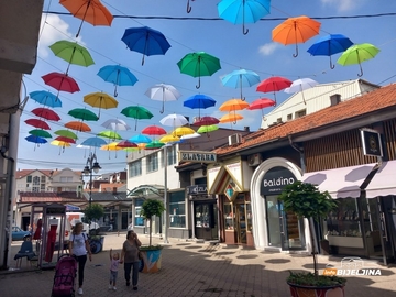 Bijeljina: U toku postavljanje kišobrana u Ulici Miloša Crnjanskog (FOTO)