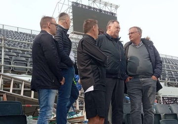 "Popijte piće momci" Dodik počastio radnike prilikom obilaska teniskih terena (FOTO)