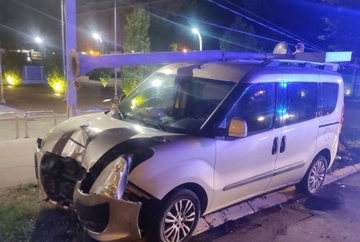 Fiatom udario u stub kod zgrade Vlade Srpske