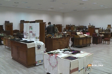 Predmeti stariji od vijeka izloženi u Bijeljini: “Moramo da ih čuvamo od insekata, ali i nevremena” (FOTO)